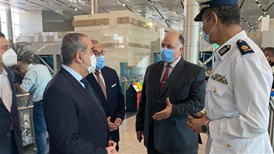 وزير الطيران يتفقد مبنى الركاب بمطار القاهرة لمتابعة انتظام حركة التشغيل