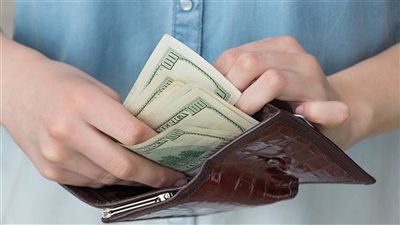ما حكم استيلاء الأب على أموال ابنه؟.. الإفتاء تجيب
