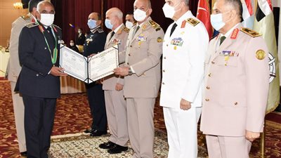 وزير الدفاع يكرم قادة القوات المسلحة المحالين للتقاعد