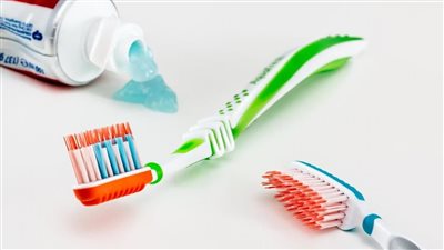  تعرَّف على كيفية تنظيف على فرشاة الأسنان والحفاظ عليها من البكتيريا