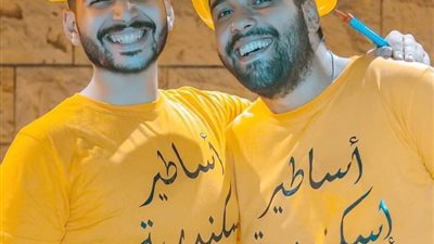 رعاية المسنين ومساعدة المحتاجين.. شابان بالإسكندرية يوزعان الهدايا على المارة لجبر الخواطر │ صور