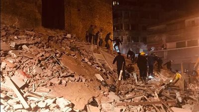 انهيار عقار في مصر القديمة والبحث عن ناجين تحت الأنقاض