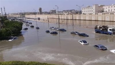 شلل تام وغرق السيارات في التجمع بسبب انفجار ماسورة صرف