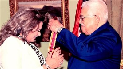الرئيس الفلسطيني يمنح صابرين وسام الثقافة لدعمها القضايا الوطنية │ صور