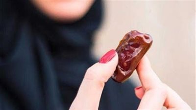 هل يحق للزوجة صيام ما فاتها دون إذن الزوج؟.. الإفتاء تجيب