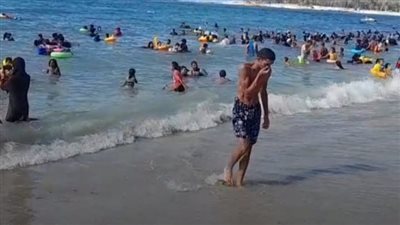 إقبال وزحام من المواطنين على شواطئ الإسكندرية.. وذوو الهمم يستمتعون بالممشى الخاص لهم
