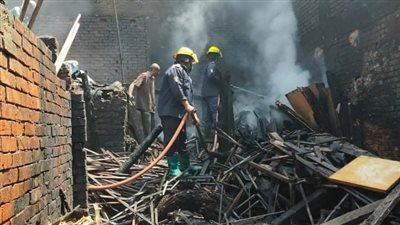 مواطن يستغيث بعد التهام النار لمنزله: ساعدوني شقى عمري راح | صور