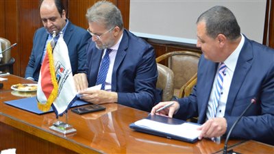 الإسكندرية للحاويات توقع عقدا مع CMA CGM العالمية للتداول على أرصفة محطاتها