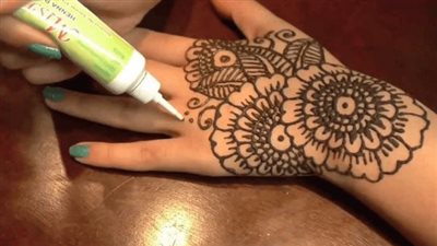 هل يجوز للمرأة المحدة أن تخضب بالحناء؟... دار الإفتاء تجيب