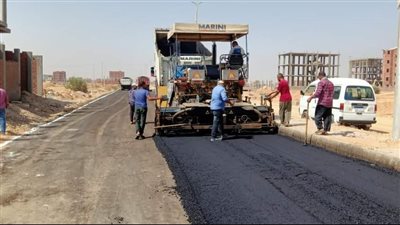 الإسكان: استكمال أعمال الطرق بمدينتي العاشر من رمضان والصالحية الجديدة