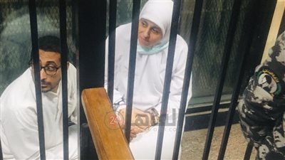 عائشة الشاطر بجوار زوجها خلال محاكمتهما في قضية تمويل الإرهاب