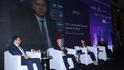 وزير النقل يستعرض أهم المشروعات الجاري تنفيذها في قطاعات السكك الحديدية والجر الكهربائي 