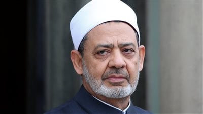 الإمام الأكبر يطمئن على صحة طالب تايلاندي ويوجه برعايته