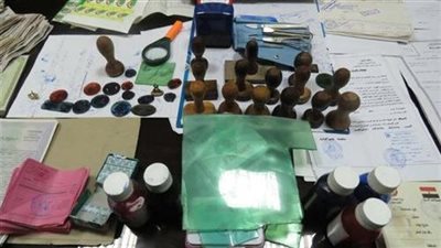 حكومة متنقلة.. ضبط شخص ينتحل صفة قضائية وبحوزته نماذج أختام حكومية بالشيخ زايد