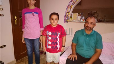 مش لاقيين ثمن الحقنة.. أسرة طفل بالغردقة تناشد المسئولين لإنقاذ حياته | صور وفيديو