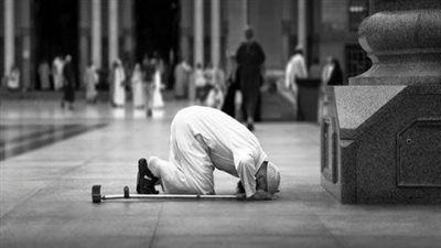 هل تعتبر الصلاة بالحذاء تعديًا على حدود الله؟.. الإفتاء ترد