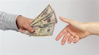  الإفتاء تحسم الجدل حول نفقة الزوج لـ زوجته