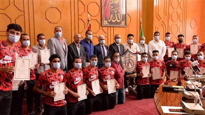 محافظ الإسماعيلية يكرم فريق كرة القدم بمركز شباب المحسمة