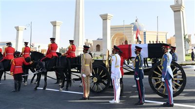وزير الدفاع يؤدي واجب العزاء لأسرة المشير طنطاوي 