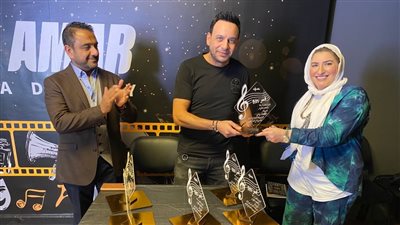 بالصور.. مصطفى قمر يحتفل بانتهاء الموسم الأول من قمر إف إم ويكرم مذيعيه