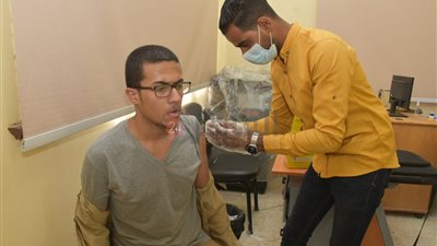 بدء توقيع الكشف الطبي على الطلاب الجدد بجامعة الأقصر| صور