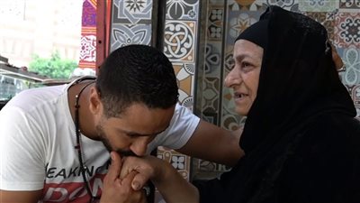 العمر مجرد رقم.. أقدم بائعة فول في الدرب الأحمر: لو بطلت شغل بتعب 