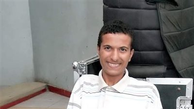 الحزن يخيم على أسرة عمانوئيل.. وحيد والديه وبيصرف عليهم