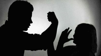 طفلة تعرضت للتحرش من زوج أمها: بيجيلي بالليل أوضتي ومعاه سكينة
