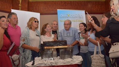 ملخص اليوم الثاني من فعاليات مهرجان الإسكندرية السينمائي.. الاحتفال بعيد ميلاد علي بدرخان بحضور زوجته ووصول دريد لحام | صور