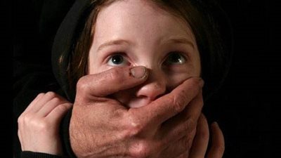 المؤبد لسيدة ساعدت تاجرا على اغتصاب طفلة من ذوي الهمم بالقاهرة