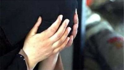 القبض على والدة رضيعة عثر على جثمانها متفحمًا للاشتباه في تورطها بقتلها