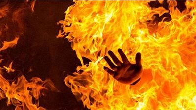 تركت منزلها وطلبت الطلاق.. عامل يشعل النار في جسده بسبب زوجته في البدرشين