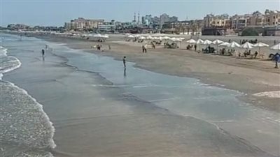 المصطافون يستمتعون على شاطئ بورسعيد في اليوم الثاني من قرار الغلق