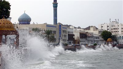 سلطان عمان يأمر بتشكيل لجنة وزارية لتقييم أضرار إعصار شاهين