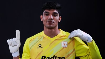 حارس فاركو يطلب من محمد صلاح قفاز أليسون بيكر