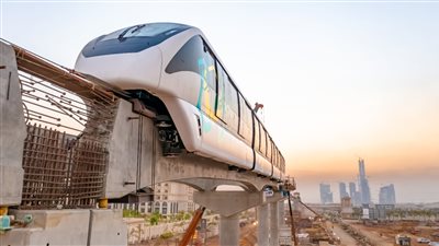 احتفالًا بنصر أكتوبر.. النقل تثبت أول قطار مونوريل على مسار العاصمة الإدارية