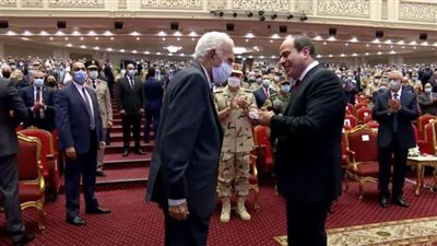 السيسي يرحب بالفريق عبد رب النبي أحد أبطال أكتوبر خلال الندوة التثقيفية العبور إلى المستقبل