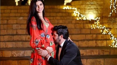طوني عيسى ينتظر مولودته الأولى.. ويطالب الجمهور باختيار اسمها معه