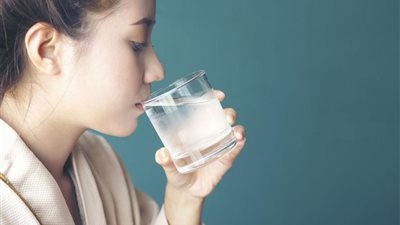 هل الغرغرة بالماء والملح تحارب فيروس كورونا؟