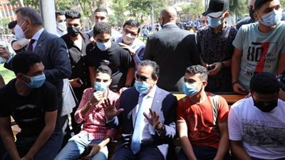 وزير التعليم العالي: تطعيم 90% من أعضاء هيئة التدريس والعاملين | صور