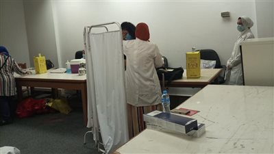 موجها رسالة للطلاب.. رئيس جامعة حلوان يتابع تلقي تطعيمات كورونا 