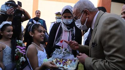 محافظ السويس يفتتح مدرسة أحمد حافظ شوشة أصغر شهيد في مأمورية الواحات
