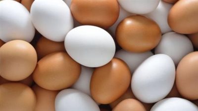 كرتونة البلدي بـ57 والأحمر بـ52 جنيهًا.. أسعار البيض تواصل ارتفاعها في الأسواق
