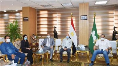 محافظ الشرقية يستقبل صيدلانية اتهمت زملاءها بالاعتداء عليها بسبب الحجاب | صور