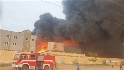 تصاعد ألسنة اللهب من مصنع الهلال والنجمة ومحاولات للسيطرة عليه | صور وفيديو