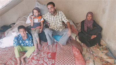 سيدة تستغيث لإنقاذ أسرتها من النوم في الشارع بالنهضة: بنام من غير عشاء | فيديو