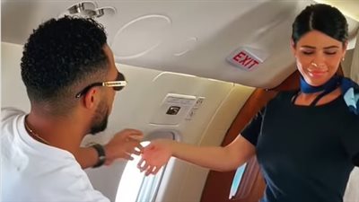 على نغمات يا حبيبي يا حبيبي.. محمد رمضان يثير الجدل برقصه مع مضيفات الطيران
