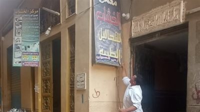 حملة لإزالة إعلانات العيادات ومعامل التحليل المخالفة بالشرقية | صور