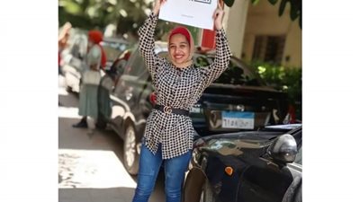 حلمها من تانية ثانوي.. قصة طالبة تبيع سندوتشات أمام جامعة القاهرة
