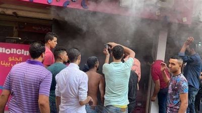 السيطرة على حريق محل حلويات شهير في المعادي | فيديو